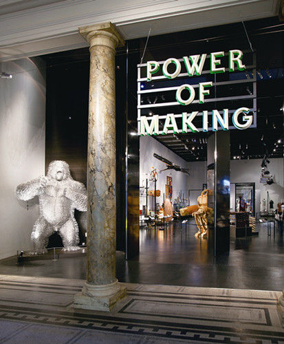 “制造崛起（Power of making）”展厅门口，摆放着David Mach RA 制作的巨型猩猩雕塑（2011伦敦）