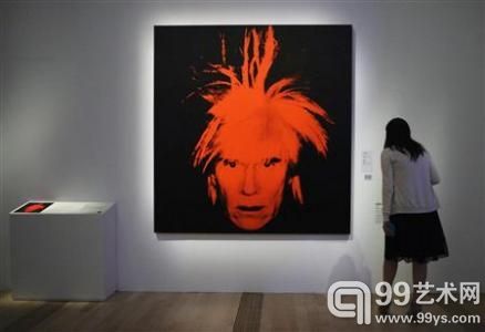 “15分钟的永恒??安迪沃霍尔亚洲巡回大展”（Andy Warhol： 15 Minutes Eternal），于上个周六（2011年3月17日）在新加坡滨海湾金沙艺术科学博物馆开幕。展览现场，观众在细致欣赏作品。