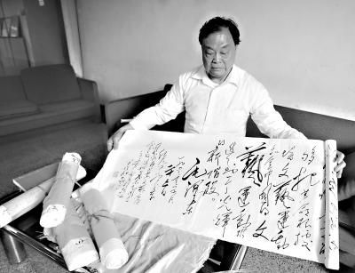 书法狂人临摹毛体40载 神情举止模仿毛主席