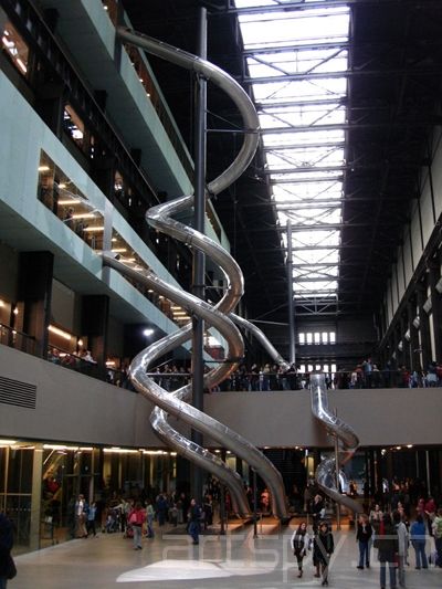 卡斯特?奥莱（Carsten Holler）在泰特漩涡大厅中安装的“滑梯”