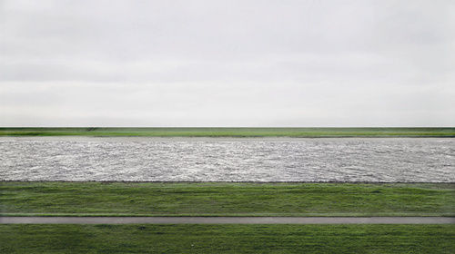 德国摄影师安德烈亚斯?古尔斯基(Andreas Gursky)1999年拍摄的《莱茵河2》(Rhein II)2011年11月8日在佳士得拍卖会上以近434万美元成交