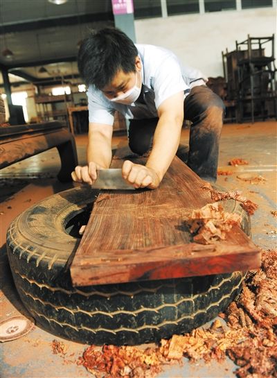 由于海南黄花梨大料基本绝迹，目前均采用一些旧家具老料制作，在元亨利的工厂内，老工人会经过多道工序制作海南黄花梨家具。