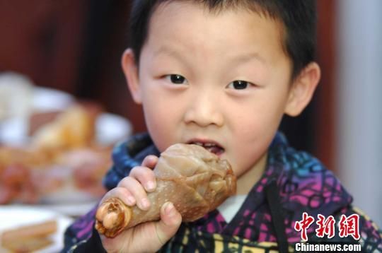 ：“鸡腿”足可以以假乱真，不知真假的小朋友，拿起来就啃 