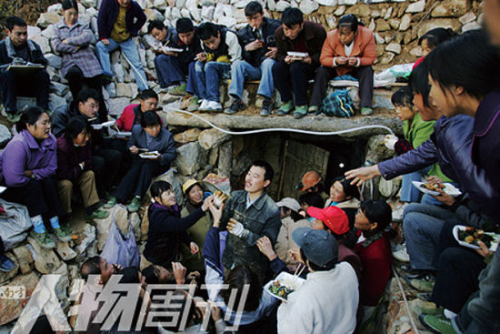 疯狂的鸡血石：矿洞前争相出价竞买