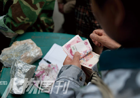 白天，玉山村的村道上只要有人从矿区背下石头来，自然就会聚集起一堆人，形成拍卖的场景。叫价最高者当场现金交易
