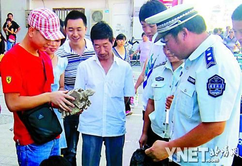 千年玉龟卖500块：城管当场揭穿假古董