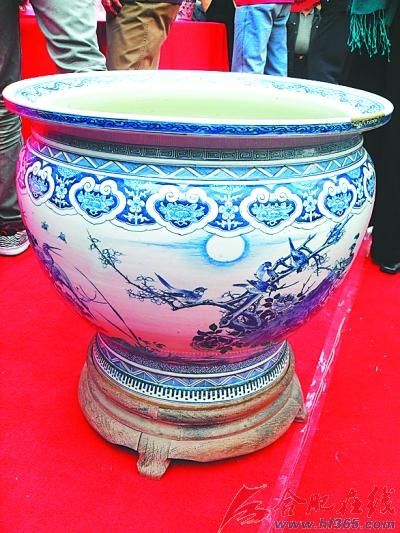 清 青花花鸟纹大鱼缸(器型之大国内罕见)。