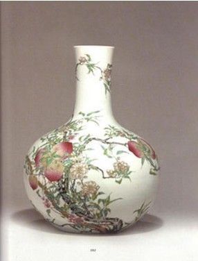 美国纽约2001年秋拍乾隆粉彩九桃天球瓶
