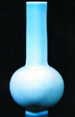 图6：清代天蓝玻璃长颈瓶，瓶直口，长颈，鼓腹下敛，圈足，通体天蓝色，不透明，光素无纹饰，表面光滑，线条流畅。