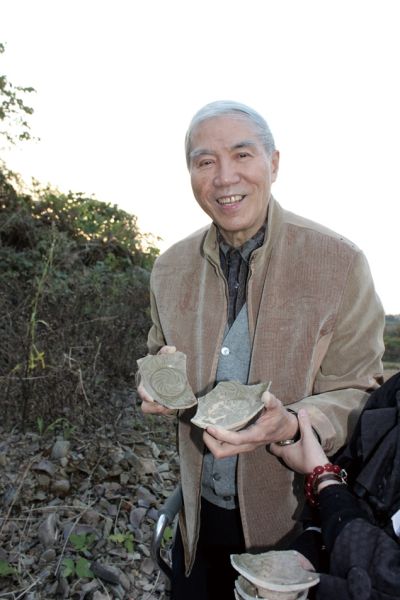 张浦生在抱弄口窑址考察婺州窑珠光青瓷