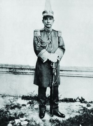 孙中山着海陆军大元帅服戎装照。