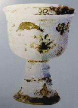 图6 元景德镇窑堆花金彩高足杯