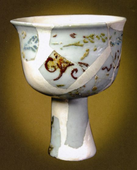 图7 元代五彩堆粉高足杯