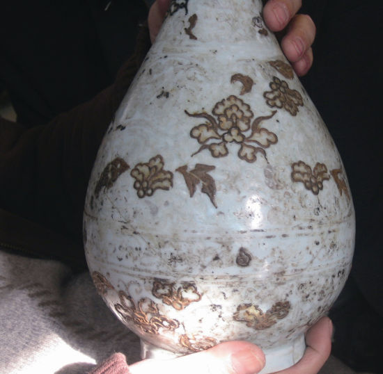 图8 元代堆粉五彩戗金瓶残件