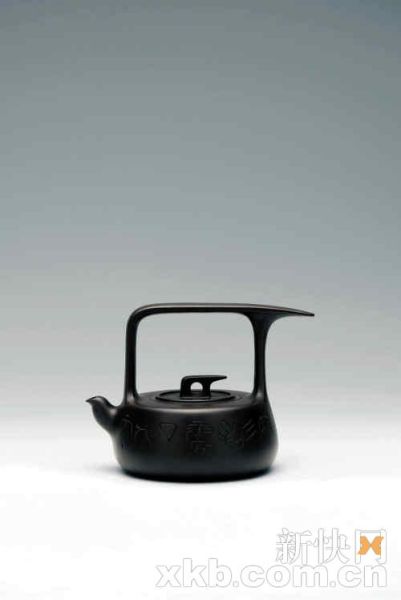 顾景舟、韩美林合作的“提梁盘壶”。