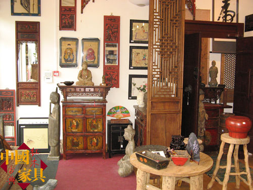 Williams在伦敦的中国古董店内陈设。