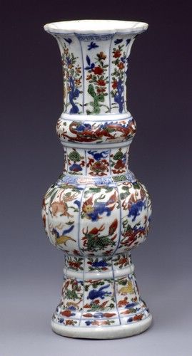 明嘉靖青花五彩鱼藻纹盖罐