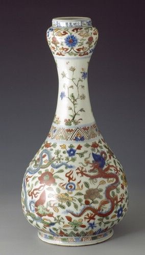 明万历五彩穿花龙纹蒜头瓶