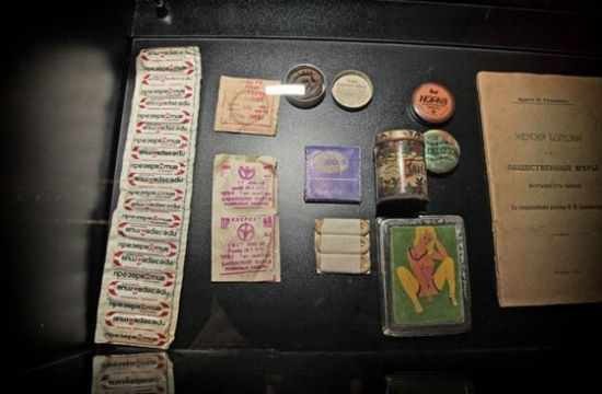 旧避孕套，润滑油，一本关于女性医学的书。