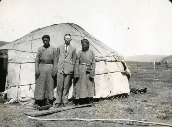 美国地理学家George B Cressey(中)在1923-1927年在中国拍摄照片。这是1927年8月他在蒙古与当地人的合影。