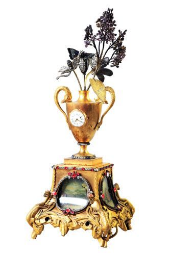 18世纪铜鎏金花瓶盆景式钟(一对) 　　每钟通高48厘米，宽20厘米，厚20厘米。此座钟为一对两架，其外 形、内部结构及表演功能均相同，只是一钟已残损。