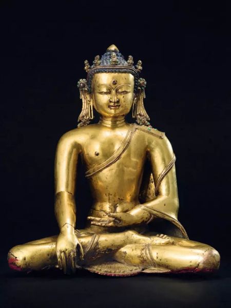 lot3183 　　释迦牟尼 　　内地 汉藏风格 　　十三至十四世纪 　　黄铜鎏金 镶嵌宝石 　　高42厘米 　　RMB： 3，000，000-5，000，000