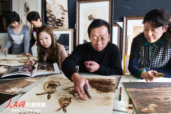 记烙画大师姜云祥 木板上的艺术涅?
