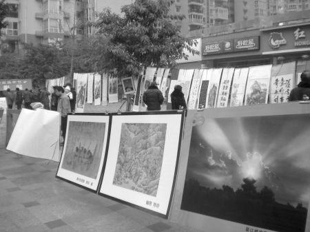 路边举办摄影展(图)