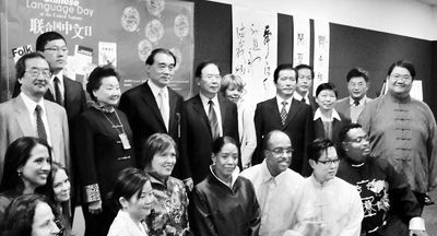 范毓周在联合国讲课结束后与中国常驻联合国代表李保东大使以及驻联合国工作人员合影。