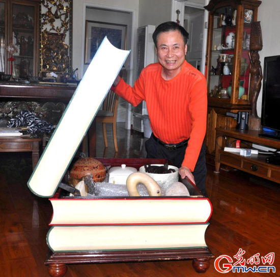 打开书本，内有乾坤。（黎志滔收藏）