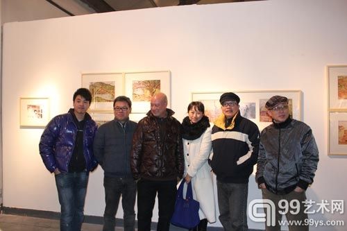 罗中立(右二)，俞可(右一)，收藏家余德耀(左二)等在展览现场。