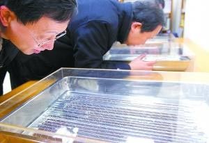 清华大学图书馆实验室内，专家正在观摩一批尚待研究的战国竹简。本报记者 戴冰摄
