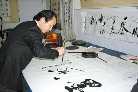 钳工刻苦修练成书法家