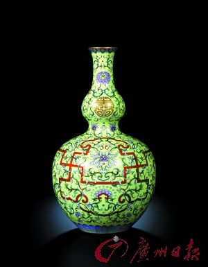中国瓷器及工艺品2010年秋季拍卖预展上的清乾隆浅黄地彩锦上添花“万寿连延”图长颈葫芦瓶。