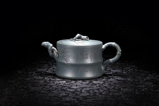 Lot75 顾景舟《绿泥?纹竹壶》容量500cc估价RMB1，200，000?1，500，000。