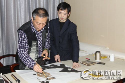 李苦寒在记者面前现场作画