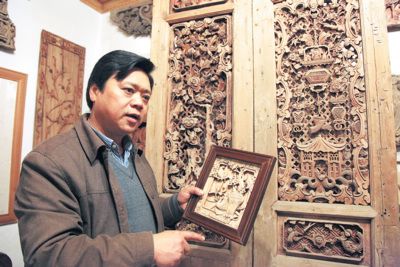 有“雕花板收藏大王”之称的赵雄，说起自己的藏品滔滔不绝。邱晓峰 摄