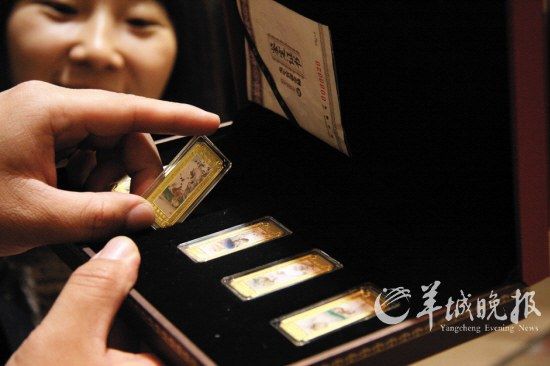 宝泉推出的兔年贺岁金银条，切合了新春的送礼市场 瑞静 摄 