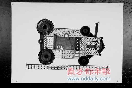 整天焦虑着如何为两个儿子买上“婚房”的王军，用直尺、圆规画出来的农用机器。