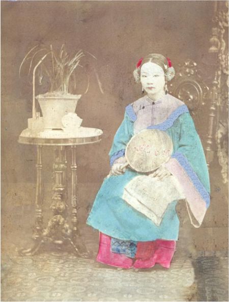 1860年上海影楼拍摄的女子照片