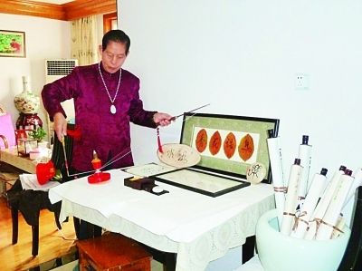 老人抖起空竹玩书法一年练成偏门绝活