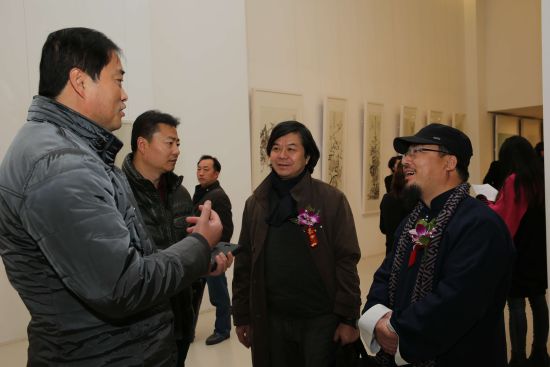 画家高强及策展人杨利军和嘉宾交流画家作品