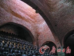 艺术家建土著巢形似白蚁巢穴