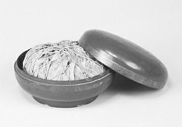 故宫博物院所藏清宫廷用碗、火锅、燕窝（从左至右）