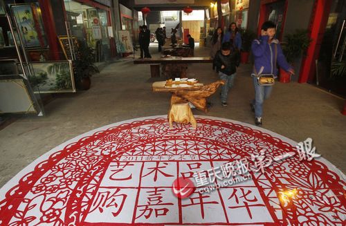 黄桷坪艺术品采购嘉年华，各种创意艺术品供市民们挑选。
