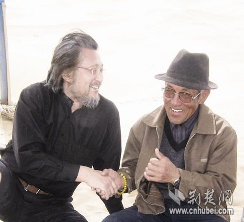 武星宽（左）与蒙古牧民交谈