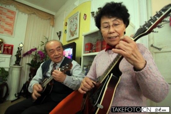 老人还会多种乐器，制作完一件作品，还与老伴金佩英一起弹唱《茉莉花》、《喜洋洋》等，以表祝贺。