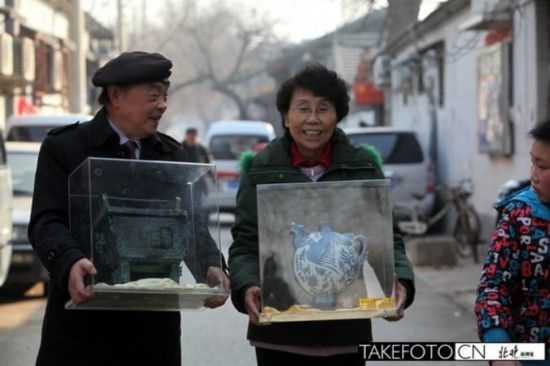 为了让更多人喜欢叠纸，老夫妻俩还经常把作品拿出去参加活动展示。