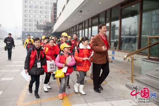 3月3日，在北京国际饭店政协委员驻地记者见到了同样前来采访的20位来自杭州的小记者。中国网记者 杨佳摄影