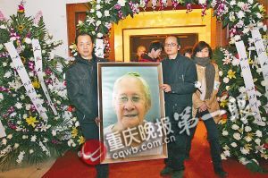 晏老遗体今晨回渝 可能安葬夫人身旁